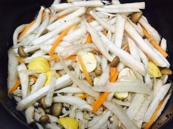 step3: 放入材料後拌匀，按掣煮飯，飯熟拌匀即可。