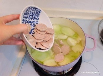 step3: 時間到開蓋下貢丸，轉中火，不需加蓋，待水滾。