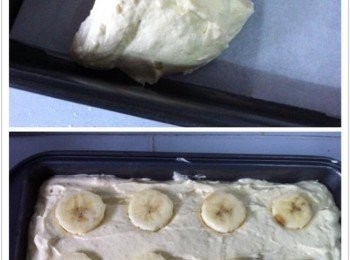 step4: 取出烘培模型，底部鋪一張油紙。 把麵糊倒入抹平，然後擺上剩餘的香蕉做裝飾【這個部分不要也可以】
