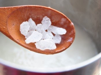 step2: 放入鍋中，加入冰糖或黑糖與適量的水滾煮並攪拌(水和冰糖的份量皆因人而異，喜歡濃稠感就少放，反之，就多水稀釋)