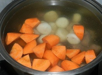 step5: 再下紅蘿蔔與荸薺，再煮30分，起鍋前加鹽調味即可