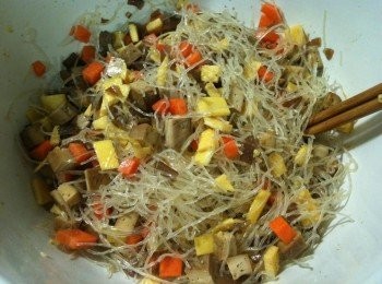 step16: (10) 淋上醬油、灑上鹽、糖、白胡椒和黑胡椒，用筷子攪拌均勻。