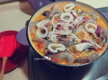 step5: 煮到7.8分熟再鋪上海鮮備料.蓋上鍋蓋小火燜3分鐘至海鮮全熟