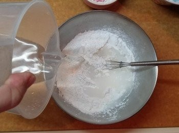 step2: 先加入冷開水攪拌成粉漿，順滑沒有粉粒。