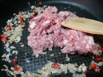 step3: 落豬肉炒勻