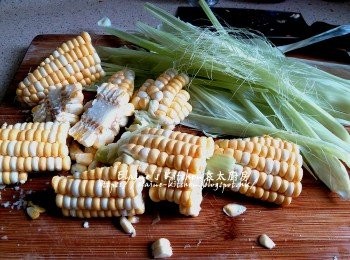 step5: 粟米切成段 , 留起粟米外皮及粟米鬚