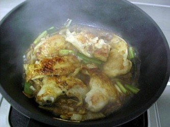 step2: 2.同鍋用雞油炒香蔥段、洋蔥後加入[醬汁]，接著把煎好雞腿排入鍋，開大火至滾後，加蓋煨2分鐘 (如怕失手可先將醬汁用一個小碗調好)。