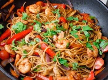 step6: 最後下意粉，拌勻，灑上芫茜即成！（如太乾，可加點煮意粉的水）