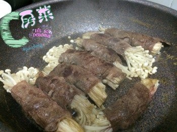 step2: 將牛肉卷放落鑊, 用小火煎到半熟, 盛起