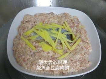 step1: 拌均所有材料，鹹魚放面，舖上薑絲。水滾蒸10~15分鐘。去除薑絲灑上蔥花即可享用。