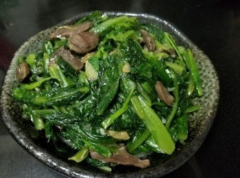 step5: 做法：

將鴨腎切片用少少糖，鹽，生抽生粉醃 10 分鐘入味。

起油鑊大火放入鴨腎爆炒，再放入蒜頭，乾蔥炒至半熟備用，再爆香蒜頭，乾蔥，薑片快快油麥菜，炒至少少軟身後，將鴨腎回鑊，加少少雞粉，糖或鹽蓋好焗煮約 1 分鐘，用少少麻油，生粉水埋芡，完成。