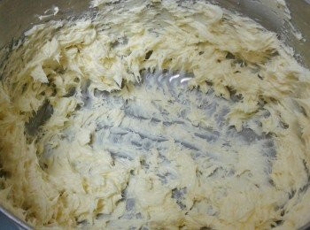 step2: 油要放在室溫，用打蛋器打發奶油至非常軟身，先用慢的速度打，然後加速，打約兩至三分鐘，呈淡黃色