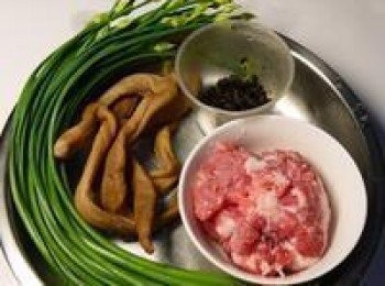 step1: 準備韭菜花(這有季節性)、絞肉、蘿蔔乾。豆鼓。