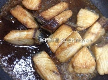 step3: 倒入調味料煮至收汁即可