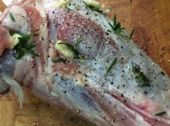 step1: 1)將羊膝界一刀放入蒜片及迷迭香再放鹽及胡椒