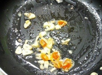 step2: 燒熱油，爆香蒜片。