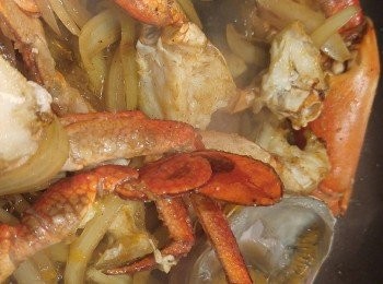 step8: 見蟹蓋熟透後再加約細半碗鮮奶和青椒絲。