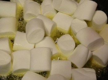 step3: 待無鹽奶油完全融化，放入棉花糖，快速攪拌使棉花糖完全融化（請用小火、持續攪拌，以免棉花糖焦掉）