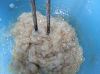 step5: 用筷子將蝦肉不停轉圈,攪到蝦肉起膠