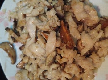 step5: 燒熱油爆香蒜蓉, 下冬菇及雞絲炒至8成熟, 盛起待用。