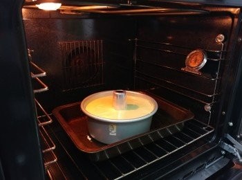 step7: 放進預熱170度的局爐焗約20分鐘， 然後降溫至150度再焗約15-20分鐘至蛋糕熟透為止
（用竹籤刺過蛋糕， 如拔出的竹籤是乾爽的， 代表蛋糕已經熟透）, 立即取出放在架上倒扣待涼