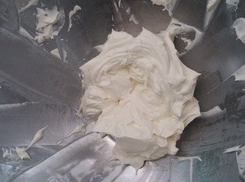 step1: 先將淡忌廉加糖打到企身雪凍備用。
(糖可自由加減)