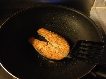 step5: 中火下油煎至三文魚兩邊金黃即可