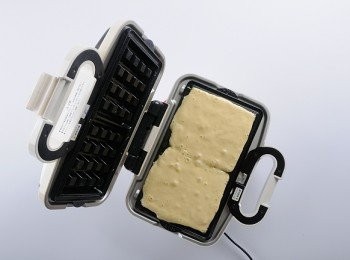 step11: 倒入麵糊(8分滿)，等麵糊產生許多泡泡後，再蓋上上蓋。