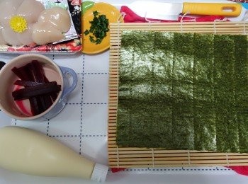 step4: 將紫蘇葉切碎或切條，紅菜頭和帶子刺身也切成條狀。