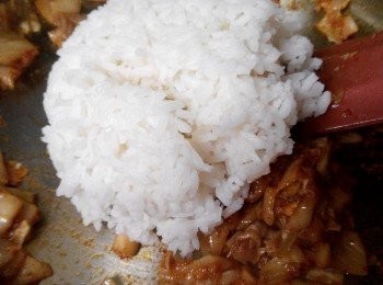 step3: 炒出香味後放進米飯繼續炒上2分鐘即可。