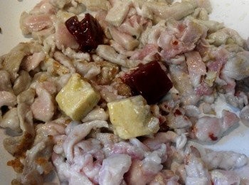 step3: 鍋內倒入少許油，油熱後，將五花肉絲倒入鍋內煸出香味，翻炒至肉色发白，再略炒5、6下後再加入南乳，腐乳、莲藕片。
