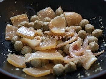 step3: (3) 加入魚蛋及魷魚爆炒一分鐘