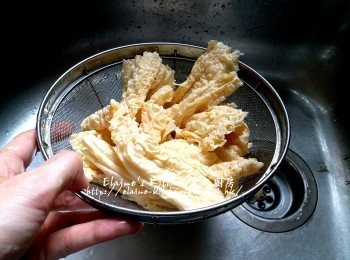 step10: 期間將已浸軟的炸枝竹盛起 , 用水沖一沖洗油份及瀝乾