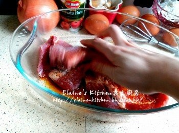 step1: 有骨豬扒用刀背拍鬆兩面 , 加入<span class="group_2">醃料</span>拌勻靜待30分鐘