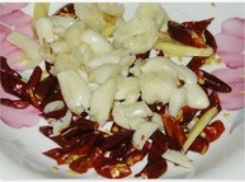 step6: 事先乾辣椒切小段，蒜頭用刀拍一下