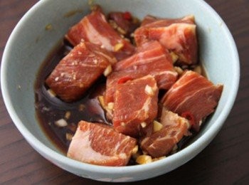 step1: 取一容器將放入梅花肉、醃肉料拌勻後移入冰箱冷藏約2小時入味。