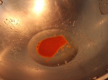 step2: 鍋倒約1大匙油小火加熱，放入糖炒至琥珀色將蹄膀放入上糖色後取出。(此歩驟是讓蹄膀的顏色更漂亮)