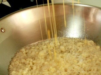 step3: 蛋打散後，熱油鍋(用適合油炸的油)，利用漏杓將蛋液倒入油鍋中，將蛋炸成蛋酥起鍋放在吸油紙上瀝乾油脂。