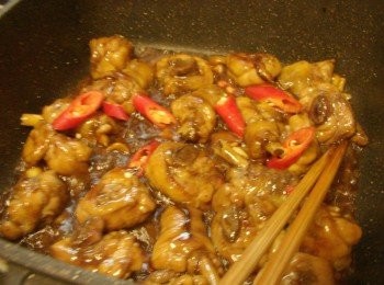 step6: 6.待湯汁收的差不多時再放入辣椒拌炒(喜歡辣的ˊ可以在步驟3就加入)