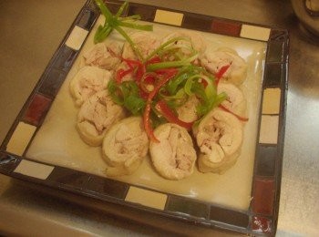 step12: 在切片的雞腿肉上擺上處理好的蔥絲ˊ辣椒絲ˊ淋上滾燙熱油即可