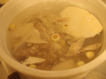 step3: 取一湯鍋放入所有<span class="group_1">材料</span>和酌量的水及米酒