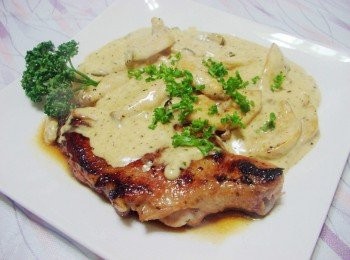 step9: 最後將完成的醬汁和杏苞菇淋於雞腿排上ˊ 並灑上少許新鮮巴西利就完成囉~