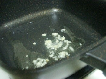 step2: 熱鍋後加入油1大匙ˊ先爆香蒜末