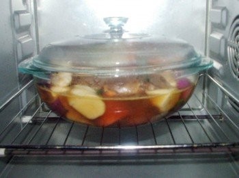 step6: 烤箱預熱180度cˊ將完成的步驟5蓋上鍋蓋ˊ 送入烤箱烘烤1個半小時