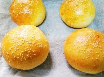 step3: 送入已經事先預熱好的烤箱ˊ180度c烤16~18分鐘左右ˊ 完成取出略為放涼。 烘烤時間僅供參考ˊ因為每個人使用烤箱不同ˊ 可依據使用廠牌溫度自己觀察調整喔。