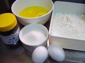 step1: 先準備好所需<span class="group_1">材料</span>如照片圖ˊ粉類<span class="group_1">材料</span>先過篩ˊ 無鹽奶油和鮮奶用微波加熱溶化備用ˊ也可用液態植物油取代 (就可省略溶化步驟)...但無鹽奶油會比較香喔。