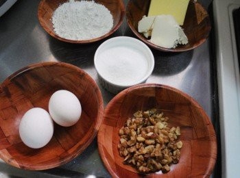 step1: 先準備好所需<span class="group_2">材料</span>無鹽奶油60g/奶油乳酪60g/ 製作前先從冰箱取出軟化備用ˊ 低筋麵粉100g/無鋁泡打粉1/2茶匙/先過篩處理