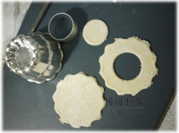 step5: 湯圓甜塔： 1.取一市售酥皮，如下圖壓出二張花形皮 2.把其中一張中間開個大湯圓大小的洞後，用蛋黃液把二張皮黏在一起