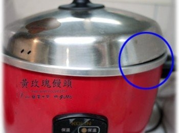 step9: 最後外鍋倒入一杯水後，蒸12分鐘即可 重點： 上蓋一定要如下圖這樣斜蓋，這樣水蒸氣才會往低的那頭滑下去 不然蒸時水蒸氣會往下滴，饅頭被滴到的地方會下陷變醜喔