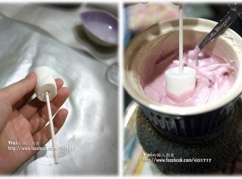 step3: 把棒棒糖棒子插入大綿花糖後，沾巧克力液至約2/3處高